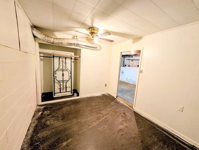 Building Photo - 704 Valleyview Dr