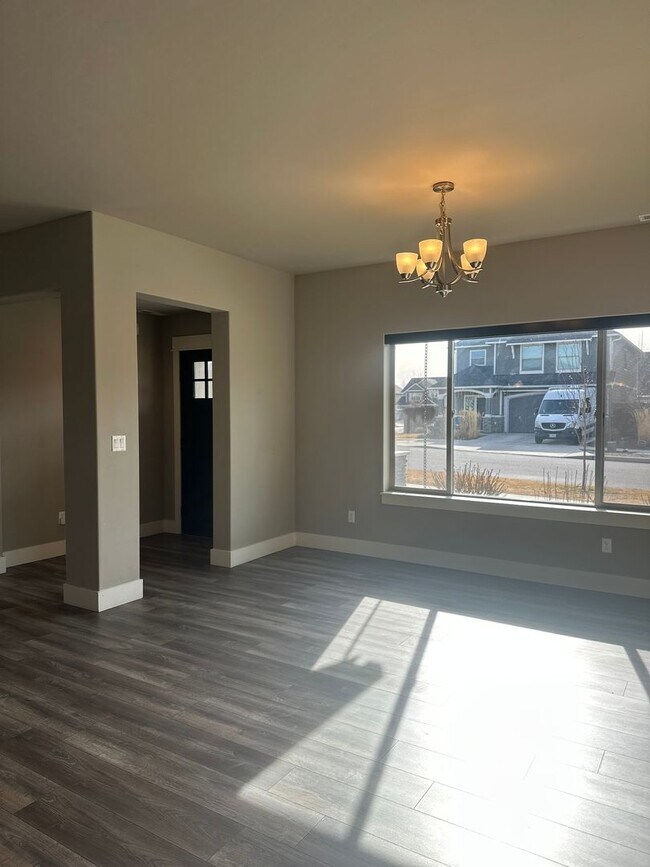 Building Photo - Beautiful Stone Creek Home | Open Layout, RV Parking & Private Pool Access