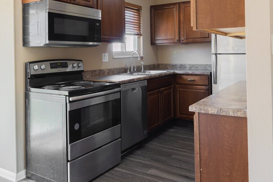 Building Photo - 2617 Montebello Dr W