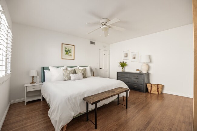 Building Photo - 2510 Santiago St