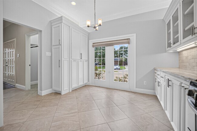 Building Photo - 10310 Chevy Chase Dr