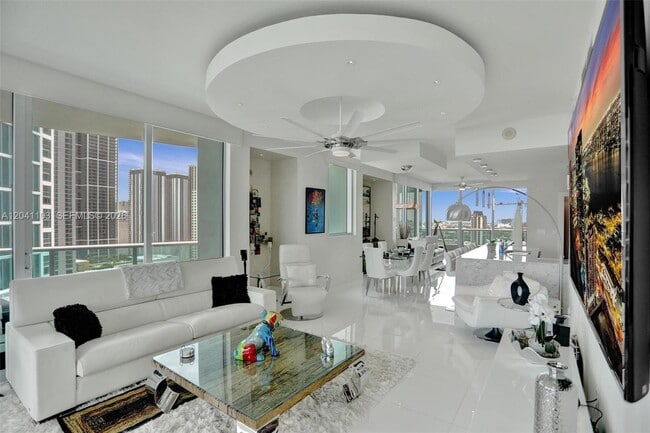 Building Photo - 900 Biscayne Blvd