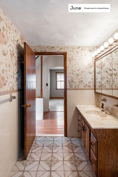 Building Photo - Room in Shared 6 bed/1.5 bath home