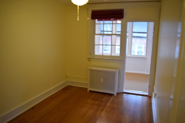 Building Photo - Regal Rowhome! 3 Beautiful Finished Levels!