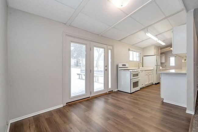 Building Photo - Beautiful Newly Renovated 3 Bed - 1 Bath Pet Friendly Home in Bountiful! Available NOW!