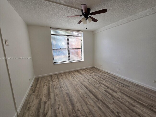 Building Photo - 3730 Inverrary Dr