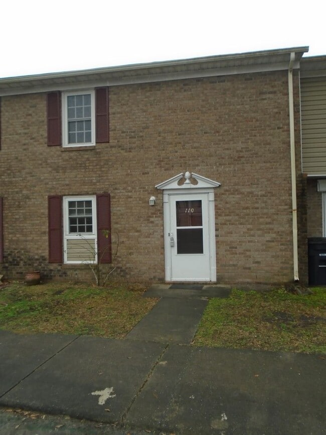 Building Photo - Charming 3 bedroom 1 1/2 bath townhouse located in Jacksonville. Just a short drive to the area b...