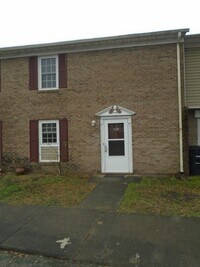 Building Photo - Charming 3 bedroom 1 1/2 bath townhouse lo...