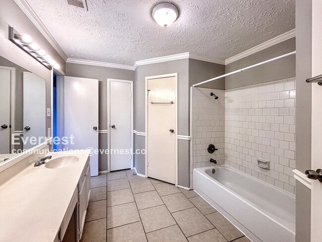 Building Photo - Stunning 3 Bed, 2.5 Bath Home with Modern ...