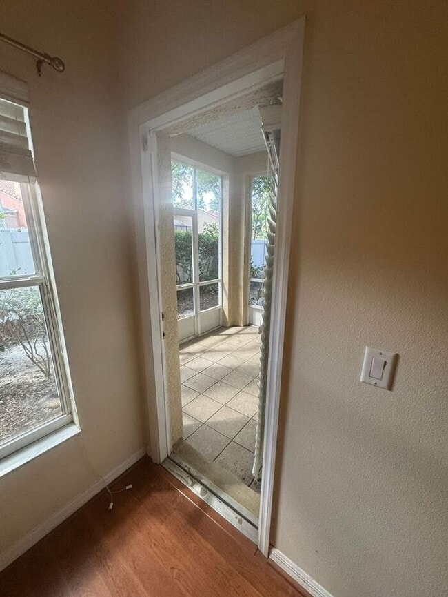 Building Photo - 3 Bedroom 2 Bath - Lovely and Cozy Condo f...
