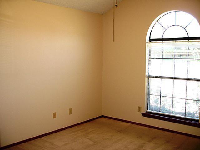 Building Photo - 2300 Cardinal Dr