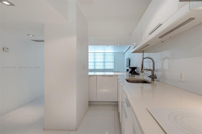 Building Photo - 100 Lincoln Rd