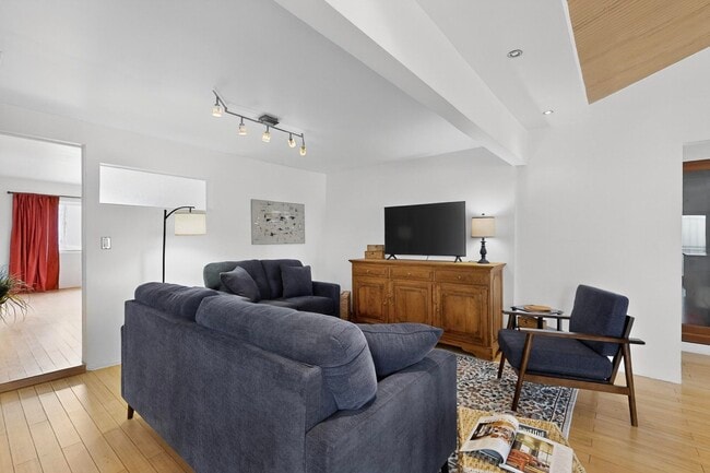 Building Photo - 1640 Stanford Dr SE