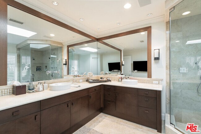 Building Photo - 9329 Nightingale Dr
