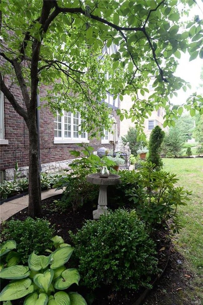 Building Photo - 7572-74 York