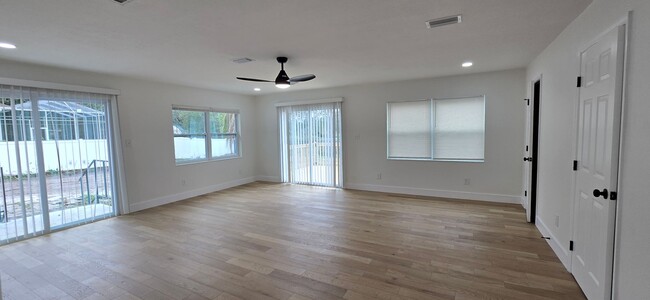 Building Photo - Completely remodeled 4 Bed 4 Bath home wit...