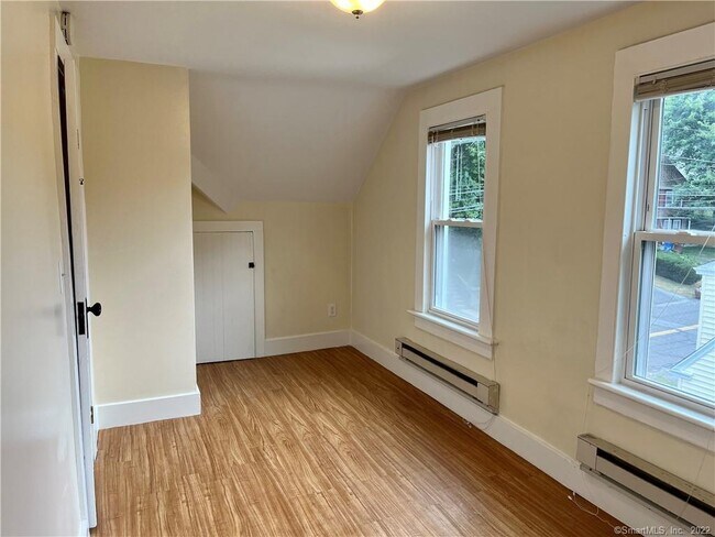 Building Photo - 87 Kneen St