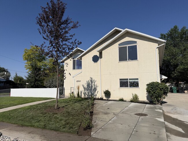 Building Photo - 4940 4940 S