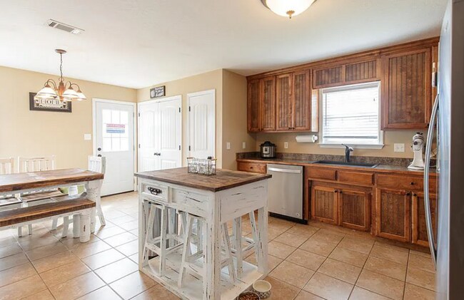 Building Photo - Valdosta Comfort: 3BR Home with Fenced Yard & Pet-Friendly!