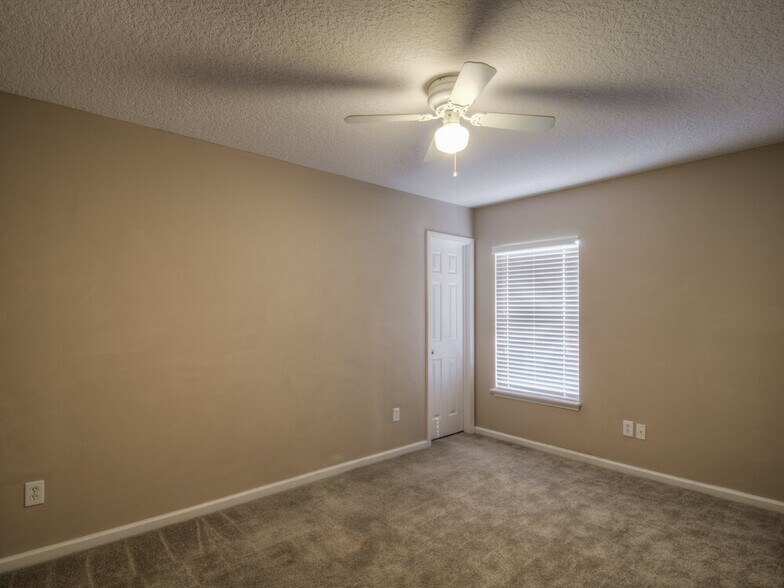 Building Photo - 13904 Fish Eagle Dr E