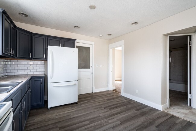 Building Photo - Beautiful 3 Bedroom + Den 2 Full Bath Uppe...
