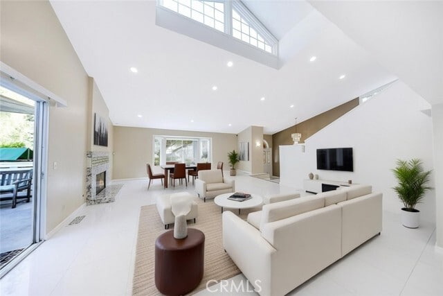 Building Photo - 2255 E Chevy Chase Dr