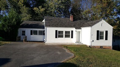 Building Photo - Fenced Backyard. Sunroom. Close to CNU.