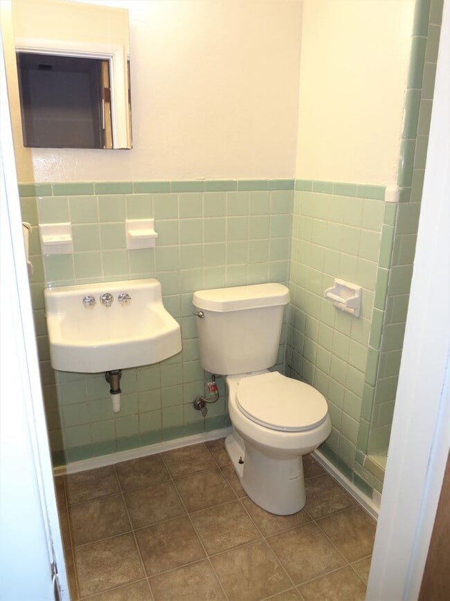 Building Photo - 2 Bed, 2 Bath On Campus.  PRICE REDUCED