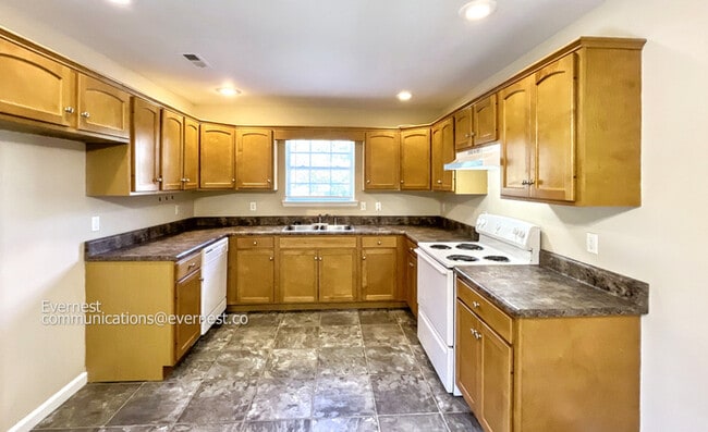 Building Photo - 181 Fox Crest Dr SW