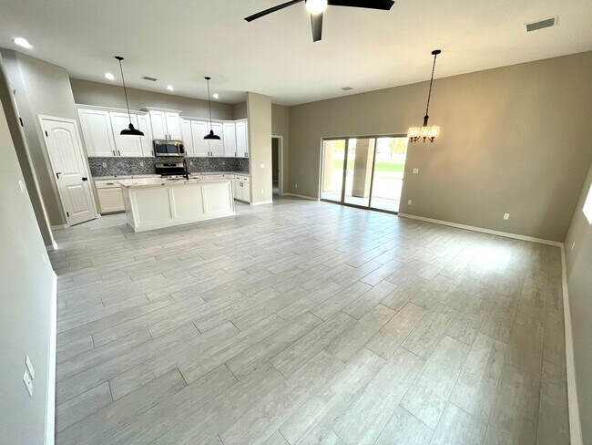 Building Photo - Beautiful 3 Bedroom Home on Desert Lakes Golf Course!
