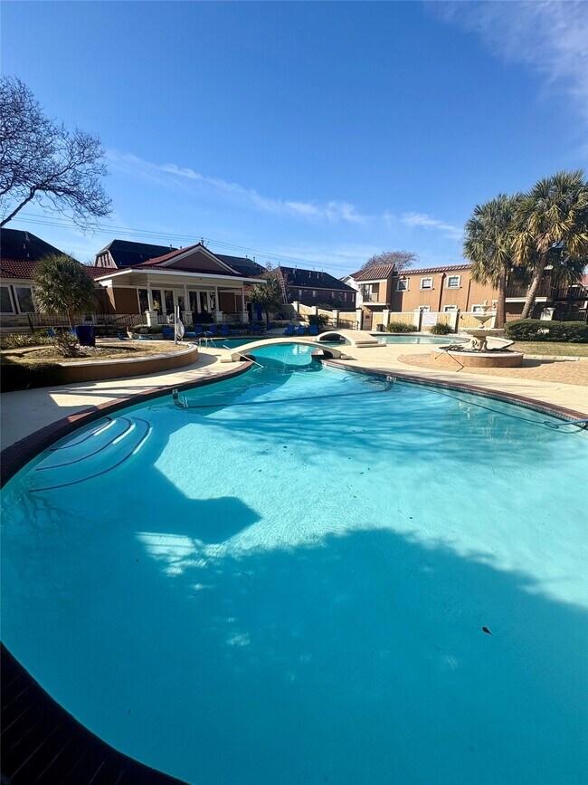 Building Photo - 2744 Briarhurst Dr