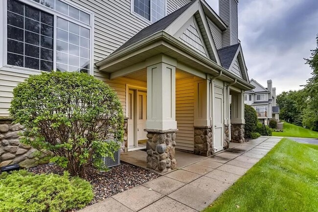 Building Photo - Bright End-Unit 2BD Townhome with Fireplace, Deck & Big Bedrooms