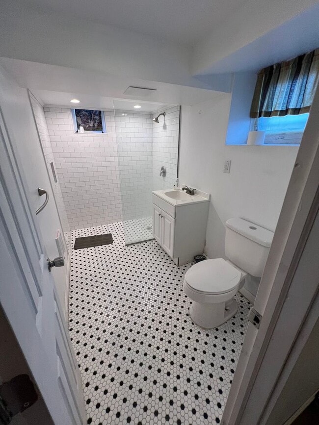 Building Photo - 236 Oak Terrace