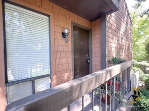 Building Photo - 887 Woodside Ln E