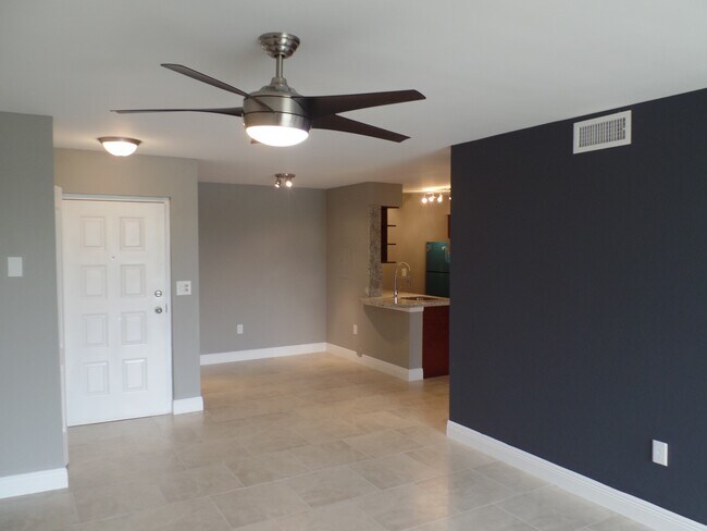 Building Photo - 2820 N Oakland Forest Dr