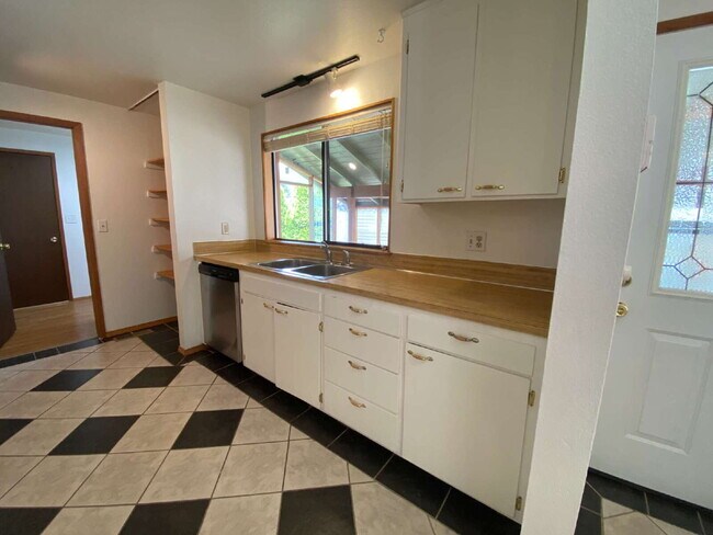 Building Photo - Conveniently Located 3-Bedroom Home with S...