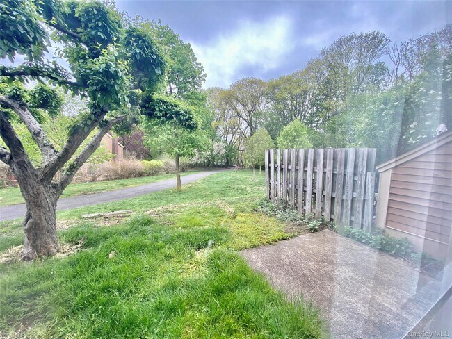 Building Photo - 75 Greenway Close