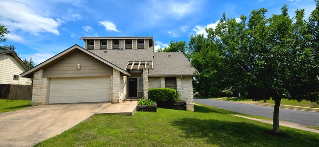 Building Photo - 1701 Brokenshoe Dr