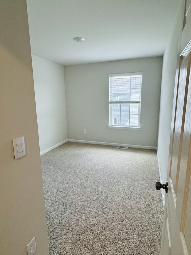 Building Photo - Brand New built townhome in a new communit...