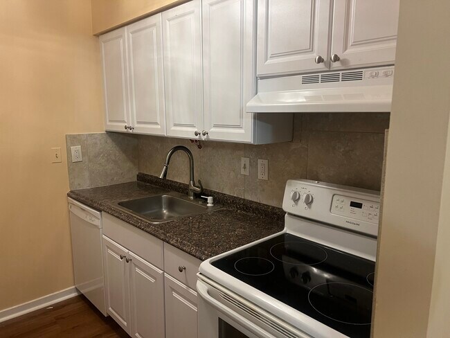 Building Photo - 51 Greenwich Pl