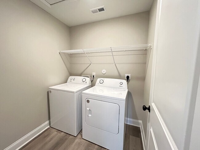 Building Photo - The Landing at Lewis Creek |