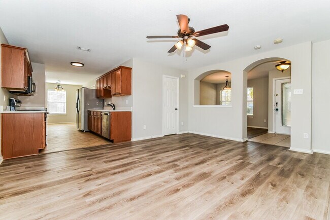 Building Photo - 1112 Hampton Dr