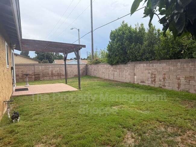 Building Photo - 6250 Mockingbird St