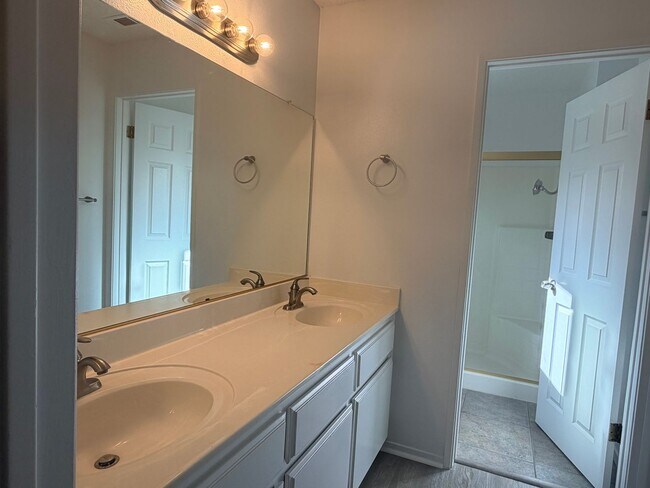 Building Photo - 3+2.5 Two Story in Tehachapi City