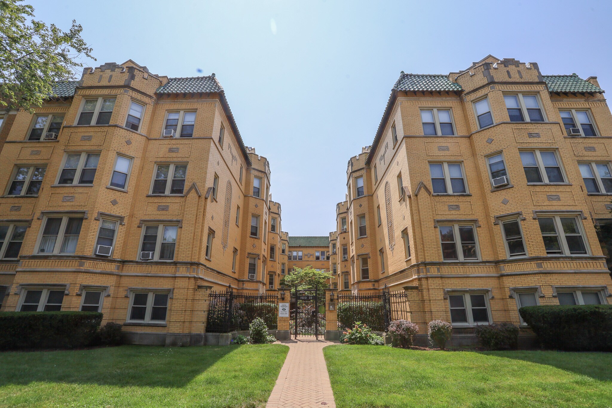 Building Photo - 1624 W Lunt Ave