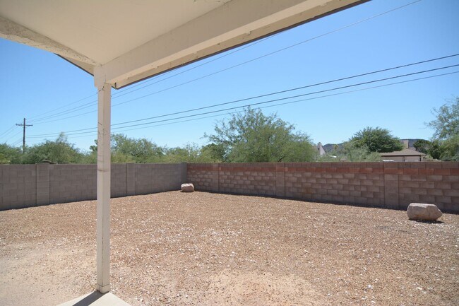 Building Photo - Updated 3  Bedroom 2 Bath Home! Located in Convenient South Tucson Location!