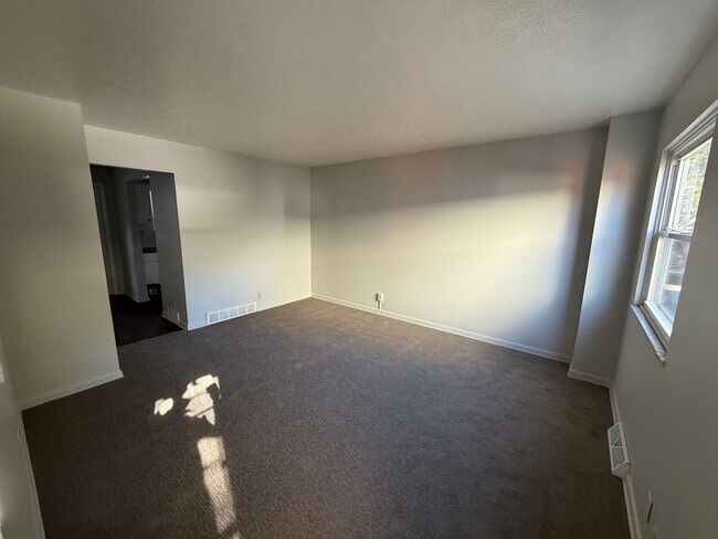 Building Photo - 881 E Wilbeth Rd