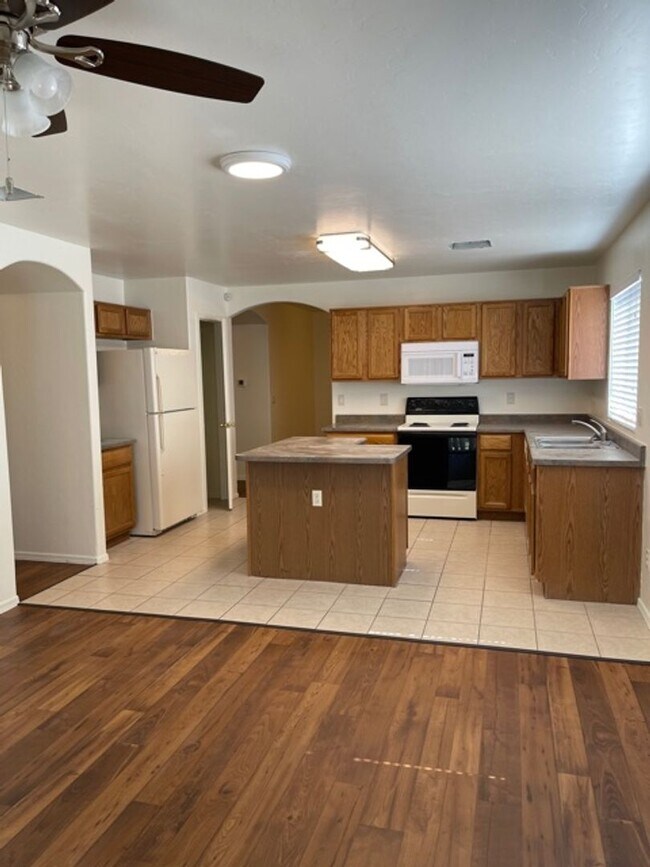 Building Photo - Beautiful 3 bedroom 2 bathroom!