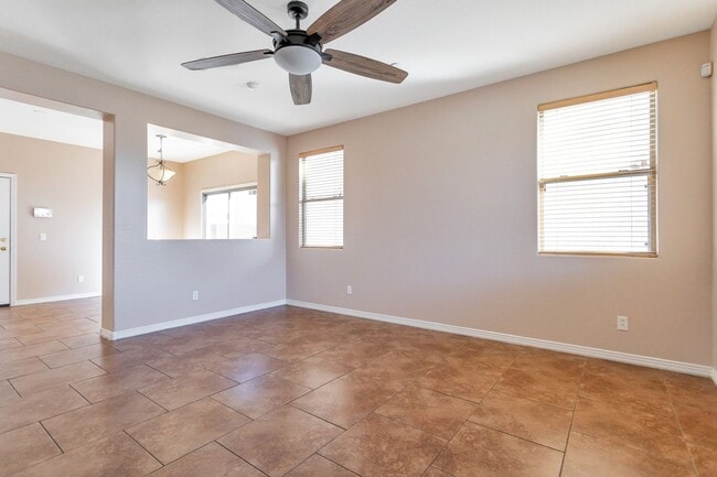 Building Photo - Welcome to this beautiful 3 bedroom, 2.5 bathroom home located in Avondale, AZ