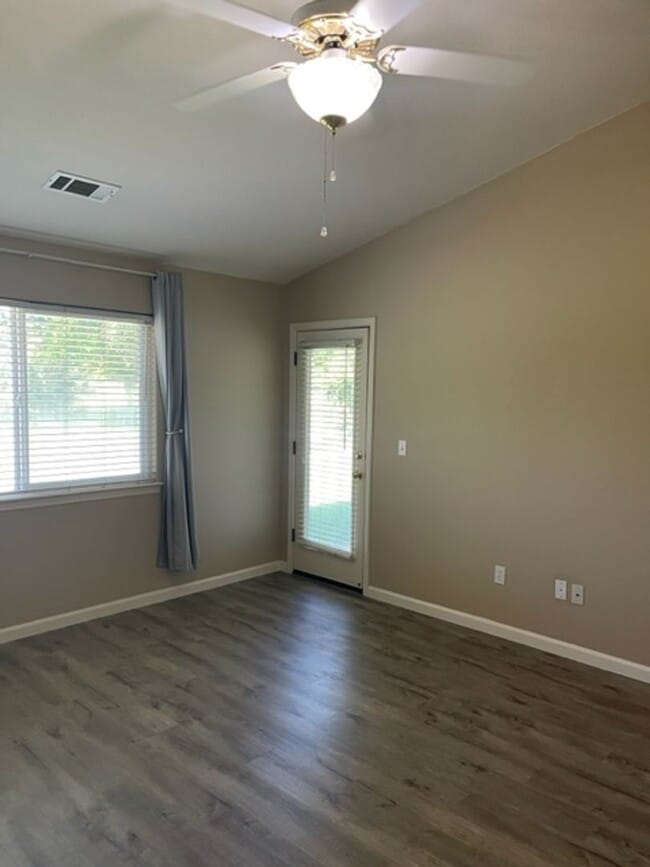Building Photo - Home on Palo Cedro Golf Course!